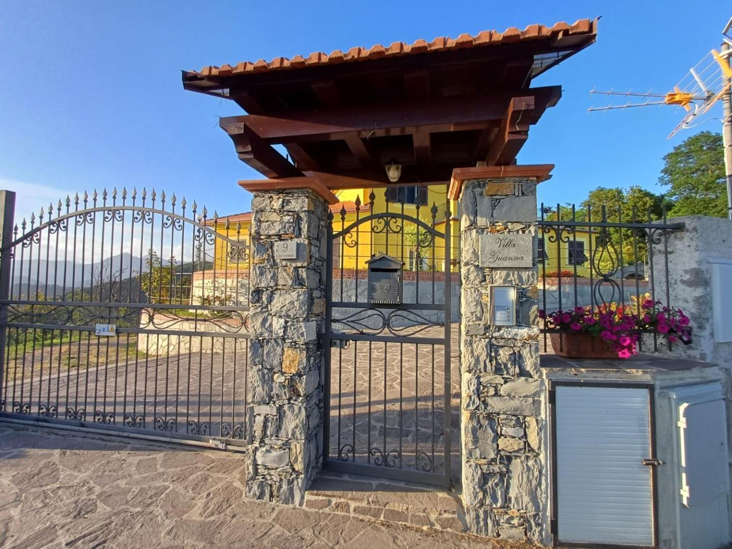Joivy Villa Guanna - Charming Flat With Garden Bracco Exterior photo